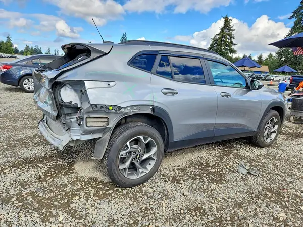 KL77LHE20RC048444 — 2024 Chevrolet TRAX, фото 3 с аукциона Copart, Задняя часть