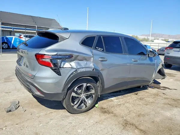 KL77LGE26RC138515 — 2024 Chevrolet TRAX, фото 3 с аукциона Copart, Передняя часть