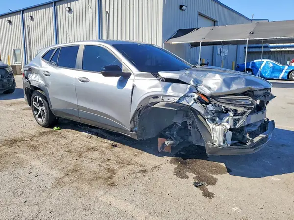 KL77LGE26RC138515 — 2024 Chevrolet TRAX, фото 4 с аукциона Copart, Передняя часть