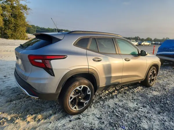 KL77LHEP8SC236078 — 2025 Chevrolet TRAX, фото 3 с аукциона Copart, Передняя часть