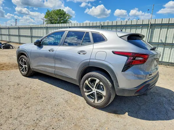 KL77LGEP0SC249305 — 2025 Chevrolet TRAX, фото 2 с аукциона Copart, Боковая часть