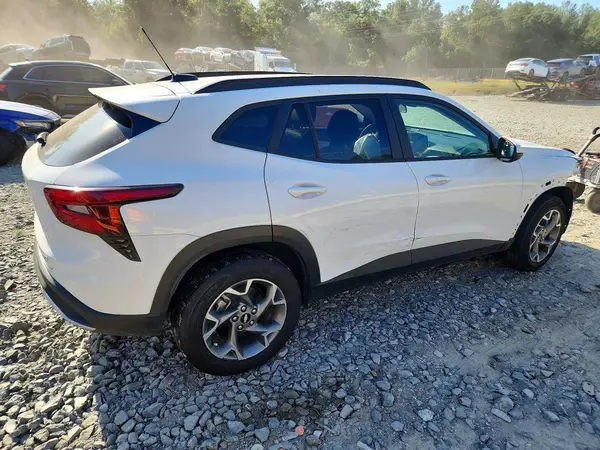 KL77LHEP2SC233791 — 2025 Chevrolet TRAX, фото 3 с аукциона Copart, Передняя часть