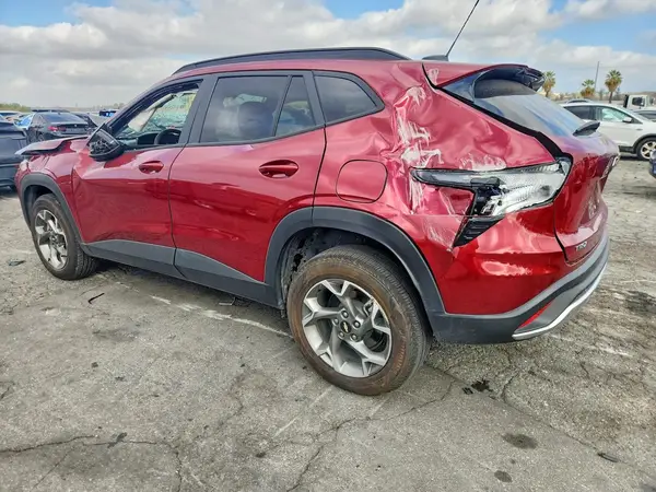 KL77LHEP5SC233980 — 2025 Chevrolet TRAX, фото 2 с аукциона Copart, Опрокидывание