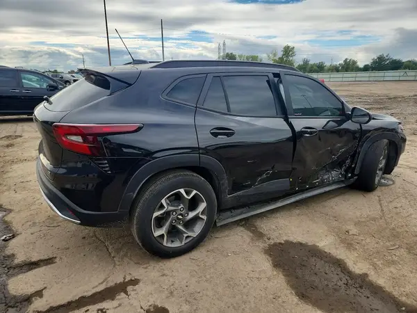 KL77LHEP6SC338348 — 2025 Chevrolet TRAX, фото 3 с аукциона Copart, Передняя часть