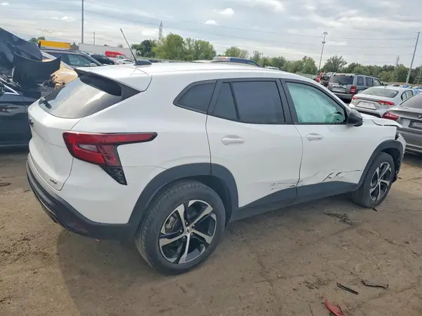 KL77LGEP4SC062388 — 2025 Chevrolet TRAX, фото 3 с аукциона Copart, Передняя часть
