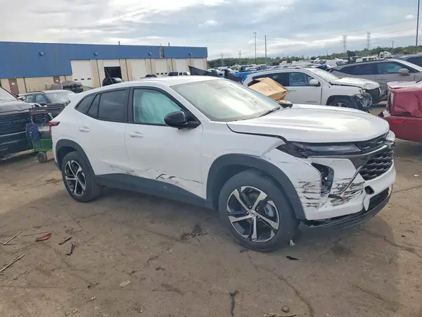 KL77LGEP4SC062388 — 2025 Chevrolet TRAX, фото 4 с аукциона Copart, Передняя часть