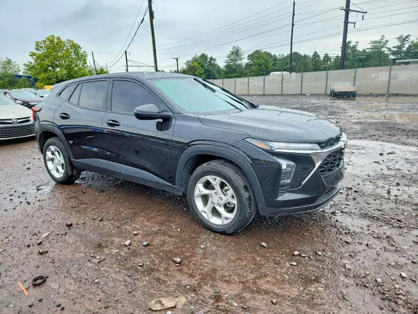 KL77LFEP6SC043531 — 2025 Chevrolet TRAX, фото 4 с аукциона Copart, Боковая часть