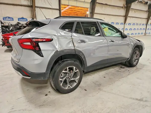 KL77LHEP2SC170515 — 2025 Chevrolet TRAX, фото 3 с аукциона Copart 28.09.2026, Опрокидывание