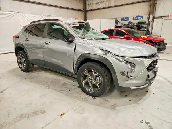KL77LHEP2SC170515 — 2025 Chevrolet TRAX, фото 4 с аукциона Copart 28.09.2026, Опрокидывание