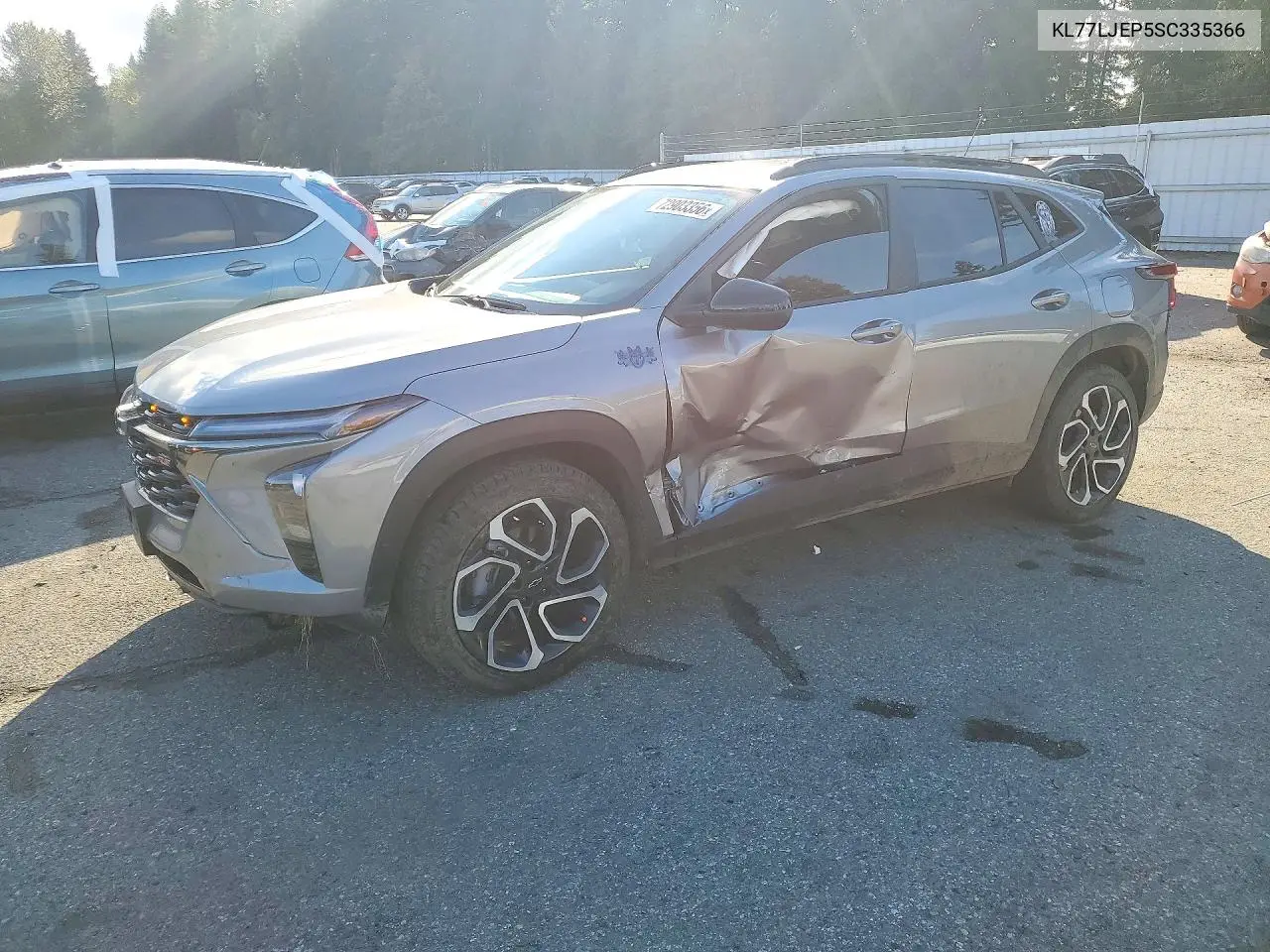 KL77LJEP5SC335366 Chevrolet TRAX 2025 — повреждение Боковая часть, фото до ремонта