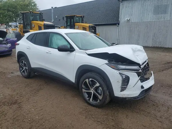 KL77LGEPXTC074546 — 2026 Chevrolet TRAX, фото 4 с аукциона Copart, Передняя часть