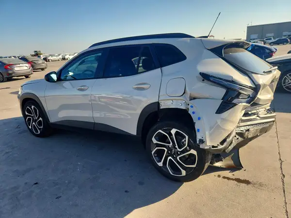 KL77LJEPXTC189984 — 2026 Chevrolet TRAX, фото 2 с аукциона Copart, Задняя часть