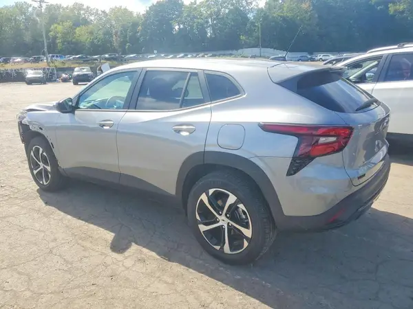 KL77LGEP7TC207621 — 2026 Chevrolet TRAX, фото 2 с аукциона Copart, Передняя часть