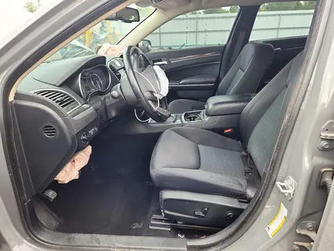 2C3CCAAG6KH693858 — 2019 Chrysler 300, фото 7 с аукциона Copart, Передняя часть