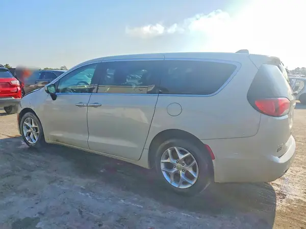 2C4RC1BGXHR768410 — 2017 Chrysler Pacifica, фото 2 с аукциона Copart, Передняя часть