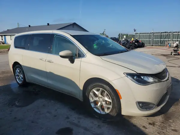 2C4RC1BGXHR768410 — 2017 Chrysler Pacifica, фото 4 с аукциона Copart, Передняя часть