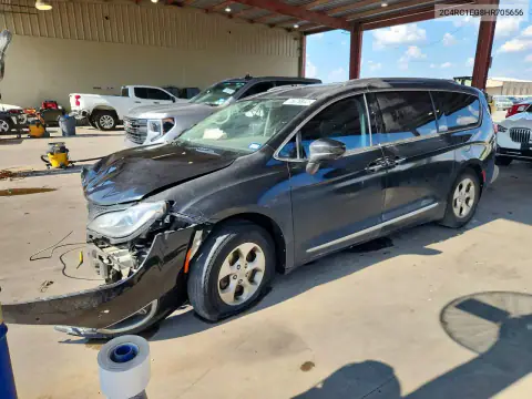 2C4RC1EG8HR705656 — 2017 Chrysler Pacifica, Передняя часть, фото до ремонта