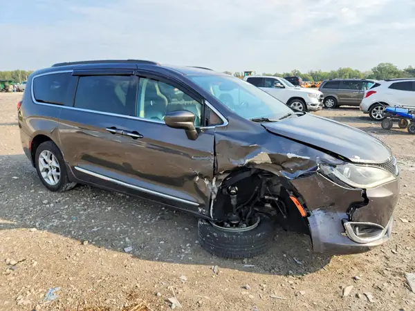 2C4RC1BG6HR676341 — 2017 Chrysler Pacifica, фото 4 с аукциона Copart, Повреждения снизу