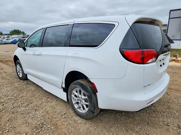 2C4RC1CG5HR500945 — 2017 Chrysler Pacifica, фото 2 с аукциона Copart, Град