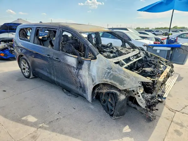 2C4RC1FG3JR270906 — 2018 Chrysler Pacifica, фото 4 с аукциона Copart 05.10.2026, Пожар