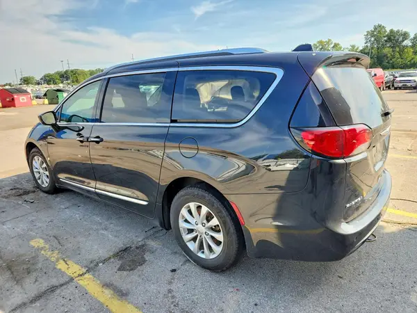 2C4RC1EG3JR293345 — 2018 Chrysler Pacifica, фото 2 с аукциона Copart, Боковая часть