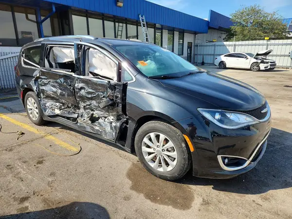 2C4RC1EG3JR293345 — 2018 Chrysler Pacifica, фото 4 с аукциона Copart, Боковая часть