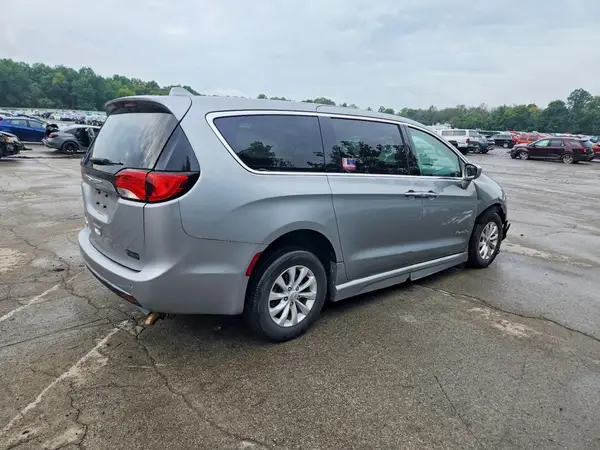 2C4RC1FG9JR365650 — 2018 Chrysler Pacifica, фото 3 с аукциона Copart, Боковая часть