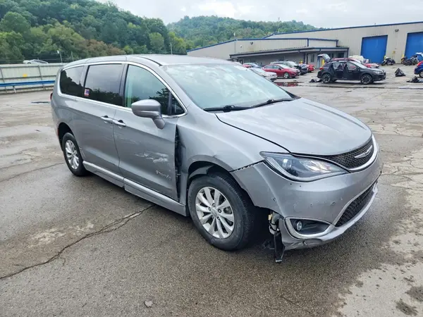 2C4RC1FG9JR365650 — 2018 Chrysler Pacifica, фото 4 с аукциона Copart, Боковая часть