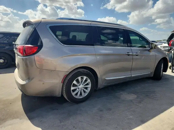 2C4RC1EG9JR139237 — 2018 Chrysler Pacifica, фото 3 с аукциона Copart 05.10.2026, Механические повреждения