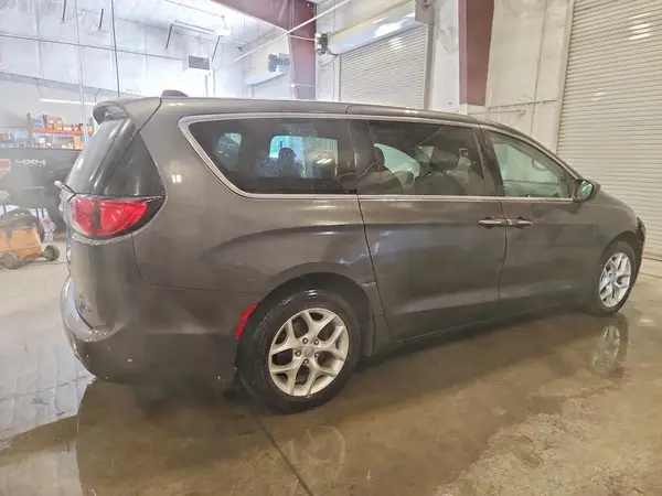 2C4RC1FG2JR101864 — 2018 Chrysler Pacifica, фото 3 с аукциона Copart, Передняя часть