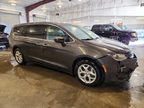 2C4RC1FG2JR101864 — 2018 Chrysler Pacifica, фото 4 с аукциона Copart, Передняя часть