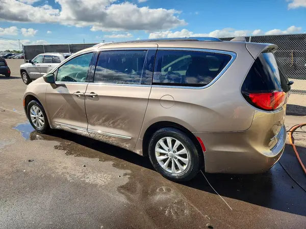 2C4RC1EG1JR110914 — 2018 Chrysler Pacifica, фото 2 с аукциона Copart, Мелкие вмятины и царапины