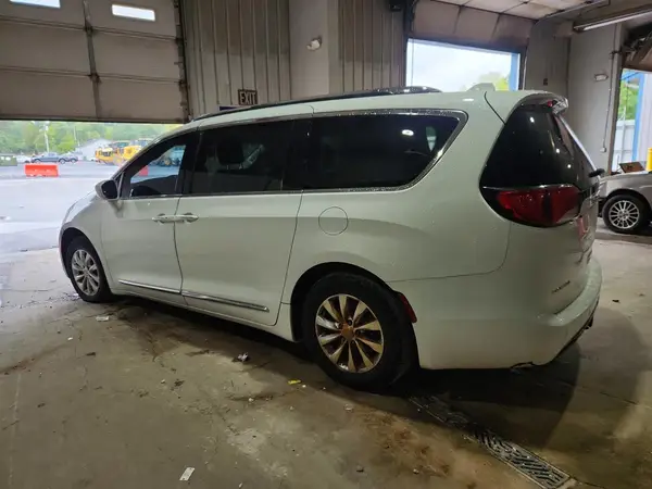 2C4RC1BG8JR114818 — 2018 Chrysler Pacifica, фото 2 с аукциона Copart, Мелкие вмятины и царапины
