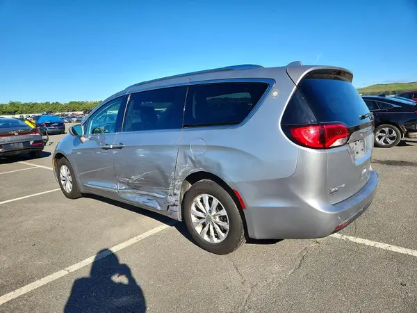 2C4RC1BGXKR555156 — 2019 Chrysler Pacifica, фото 2 с аукциона Copart, Боковая часть
