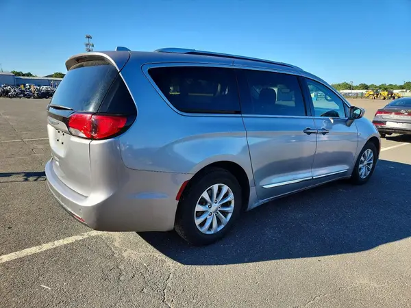 2C4RC1BGXKR555156 — 2019 Chrysler Pacifica, фото 3 с аукциона Copart, Боковая часть