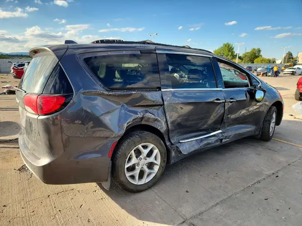 2C4RC1EG2KR506397 — 2019 Chrysler Pacifica, фото 3 с аукциона Copart, Опрокидывание
