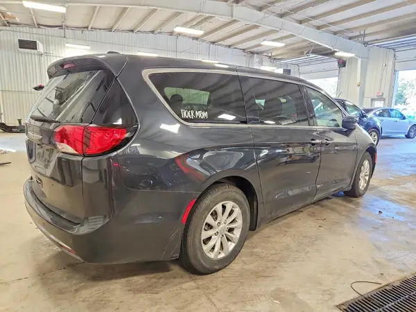 2C4RC1FG4KR609674 — 2019 Chrysler Pacifica, фото 3 с аукциона Copart, Боковая часть