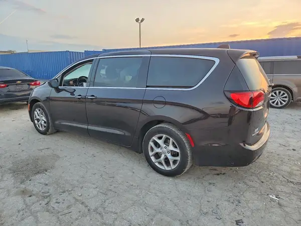 2C4RC1FG3KR590762 — 2019 Chrysler Pacifica, фото 2 с аукциона Copart, Передняя часть