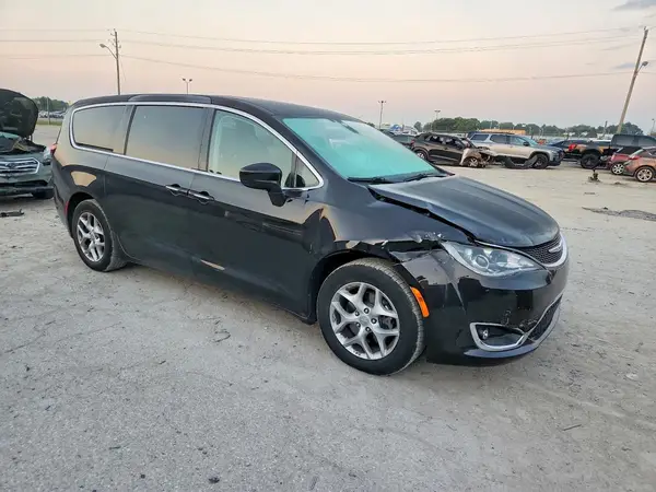 2C4RC1FG3KR590762 — 2019 Chrysler Pacifica, фото 4 с аукциона Copart, Передняя часть