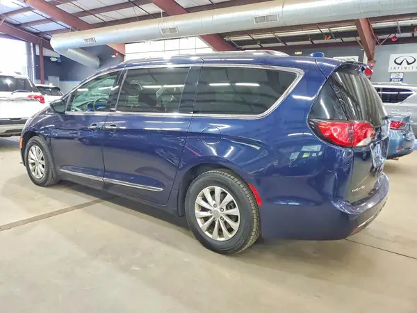2C4RC1BG6KR603543 — 2019 Chrysler Pacifica, фото 2 с аукциона Copart 29.09.2026, Мелкие вмятины и царапины
