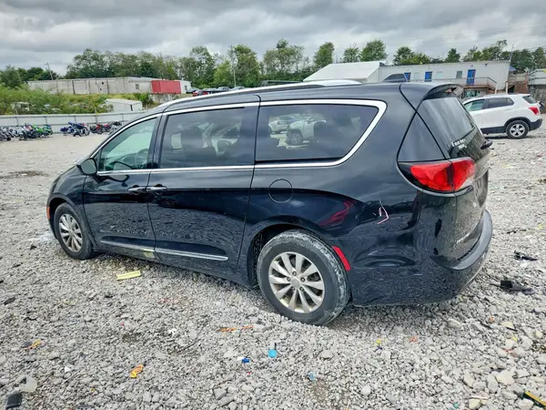 2C4RC1BG5KR651602 — 2019 Chrysler Pacifica, фото 2 с аукциона Copart, Боковая часть