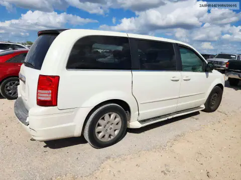 2A8HR44E99R659695 — 2009 Chrysler TOWN & Country, фото 3 с аукциона Copart, Боковая часть