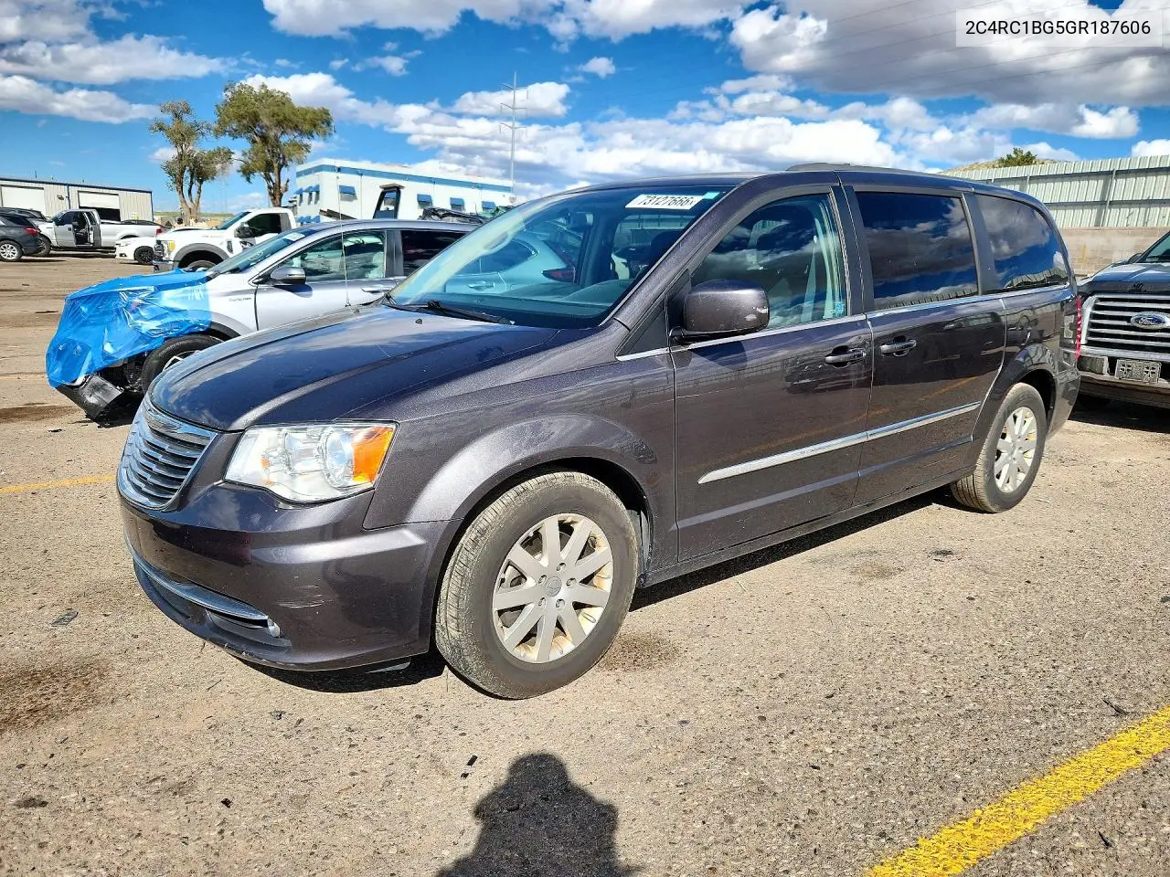 2C4RC1BG5GR187606 Chrysler TOWN & Country 2016 — повреждение Мелкие вмятины и царапины, фото до ремонта