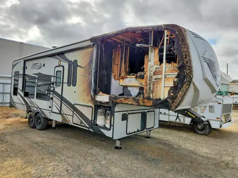 5LZBF3027LR018587 — 2020 Eclipse RV Recreational Vehicle (rv), Пожар (Burn), фото до ремонта