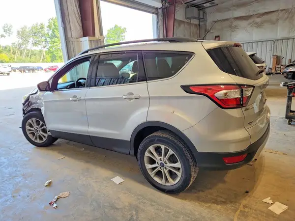 1FMCU0GD1HUC61552 — 2017 Ford Escape, фото 2 с аукциона Copart, Передняя часть