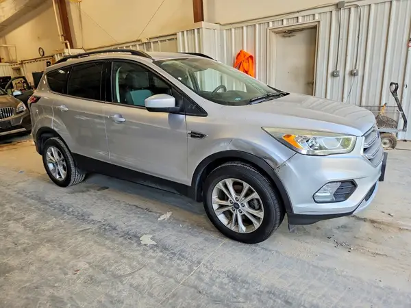 1FMCU0GD1HUC61552 — 2017 Ford Escape, фото 4 с аукциона Copart, Передняя часть