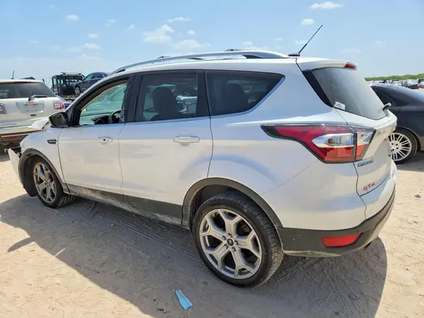 1FMCU0JD9HUB01766 — 2017 Ford Escape, фото 2 с аукциона Copart, Передняя часть