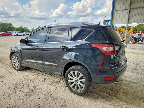 1FMCU0JD3HUB15209 — 2017 Ford Escape, фото 2 с аукциона Copart, Передняя часть