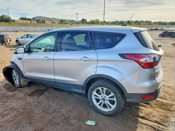 1FMCU0G95HUA24767 — 2017 Ford Escape, фото 2 с аукциона Copart, Передняя часть