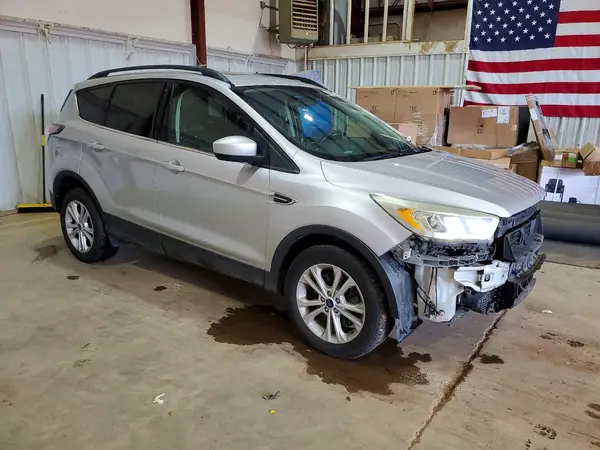 1FMCU0G98HUA30045 — 2017 Ford Escape, фото 4 с аукциона Copart, Передняя часть